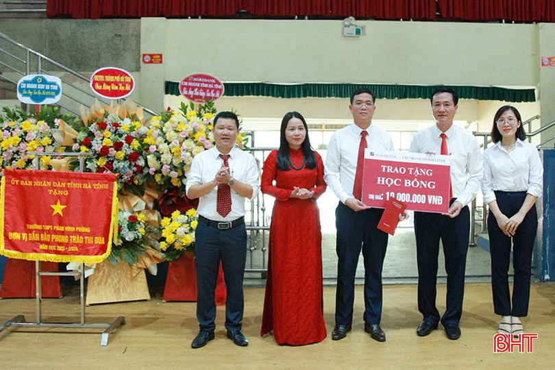 Ngân hàng Agribank chi nhánh tỉnh Hà Tĩnh trao tặng học bổng trị giá 10 triệu đồng cho Trường THPT Phan Đình Phùng.
