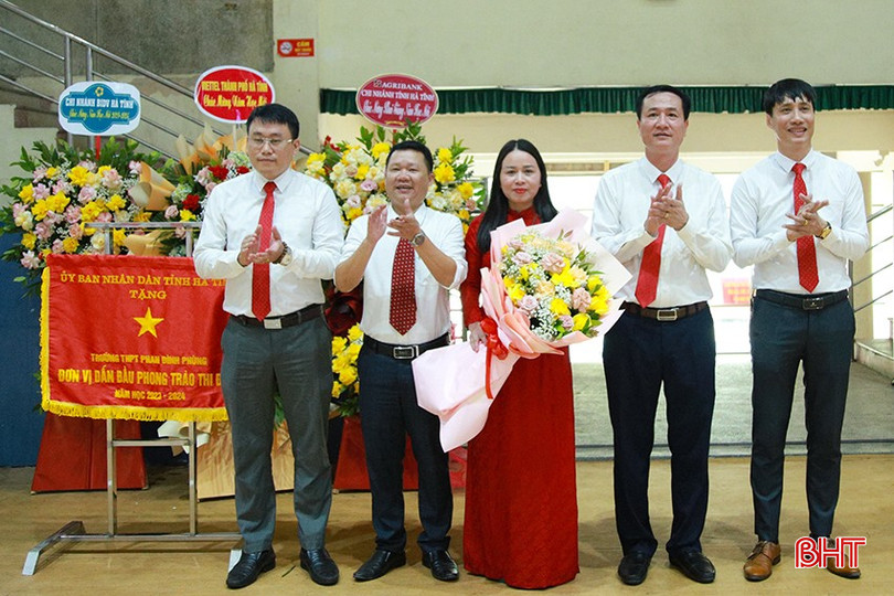 Đại diện lãnh đạo Sở GD&amp;ĐT tặng hoa chúc mừng giáo viên và học sinh Trường THPT Phan Đình Phùng.
