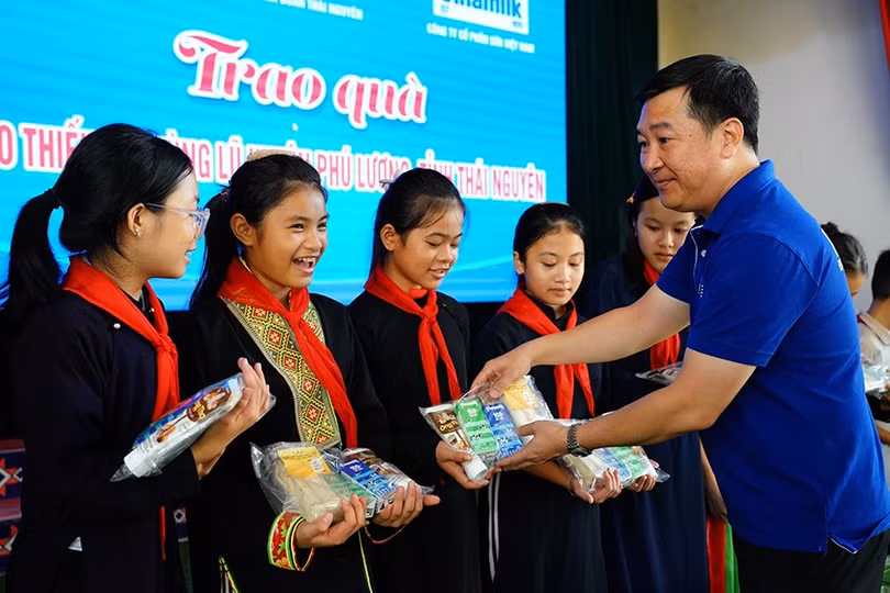 ong-do-thanh-tuan-giam-doc-doi-ngoai-vinamilk-trao-nhung-phan-qua-cho-hoc-sinh-truong-thcs-dan-toc-noi-tru-phu-luong-tinh-thai-nguyen.jpg