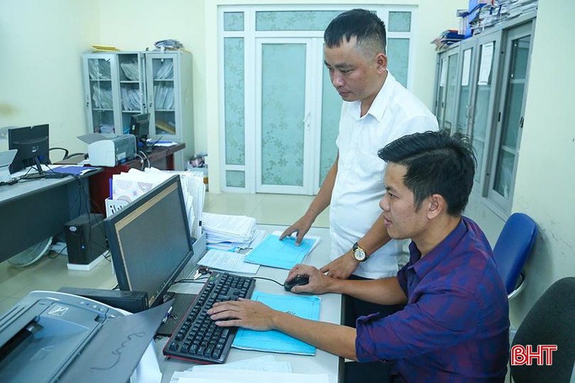 Chi cục Thủy sản tỉnh Hà Tĩnh rà soát danh sách tàu cá "3 không" từ các địa phương báo cáo lên.