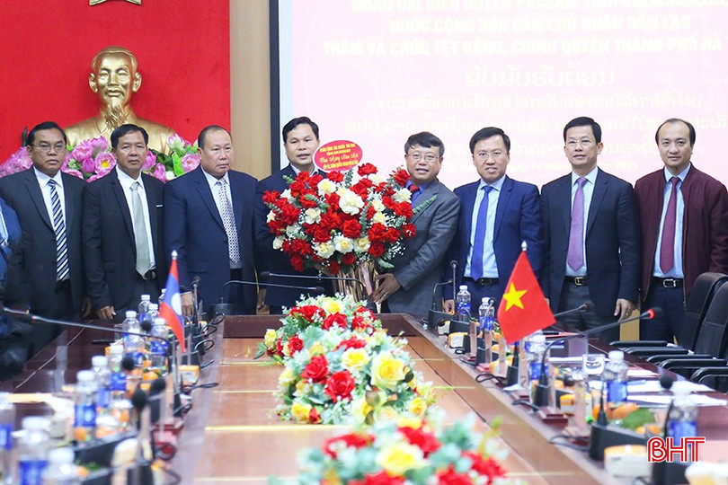 Đoàn cán bộ huyện Pạc Xăn chúc Tết Đảng bộ, chính quyền và Nhân dân TP Hà Tĩnh.