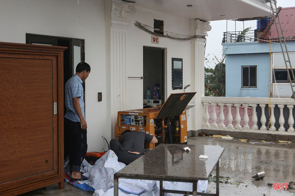 Anh Nguyễn Văn Miền - Chủ nhà hàng 007 tại bãi tắm Xuân Hải cho biết: "Ước tính bão số 5 gây thiệt hại cho cơ sở chúng tôi khoảng trên 400 triệu đồng. Để kịp thời khắc phục hậu quả, tôi đã huy động người nhà, thuê nhân công dọn dẹp, khắc phục các công trình hư hỏng để sớm ổn định hoạt động kinh doanh".