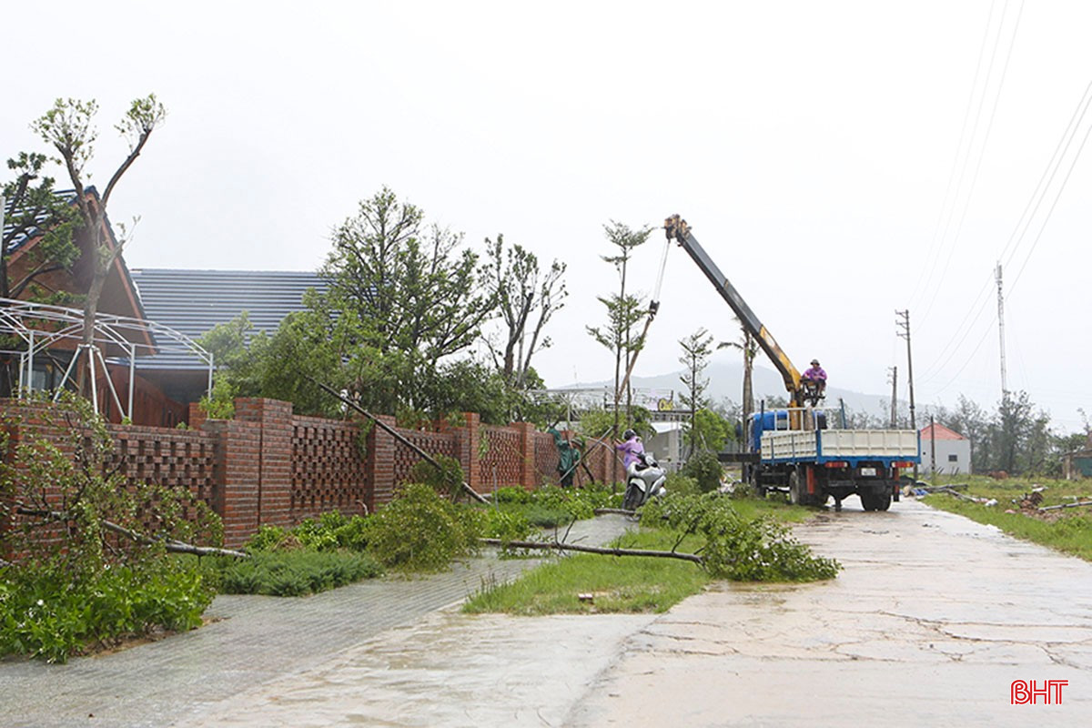 Trong sáng 26/8, các chủ cơ sở kinh doanh du lịch tại bãi tắm Xuân Hải (xã Lộc Hà) đã tiến hành khắc phục bão số 5 tại cơ sở của mình.