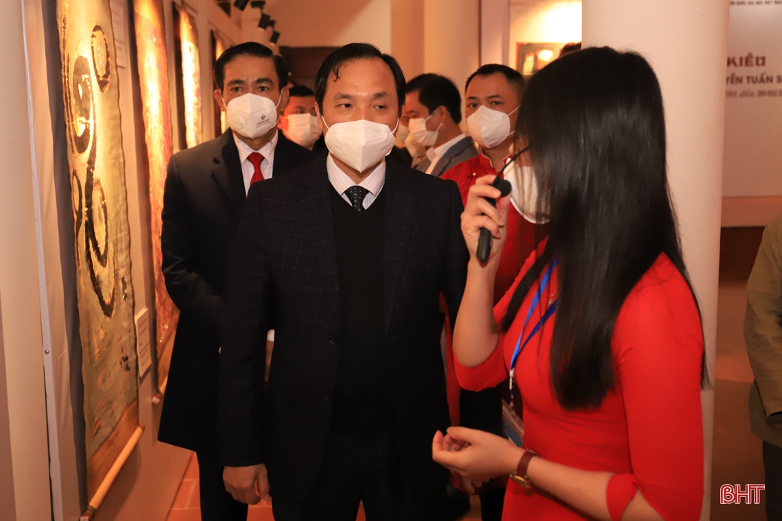 Nghi Xuân khai mạc Triển lãm Hội họa Truyện Kiều và Thi viết thư pháp Truyện Kiều