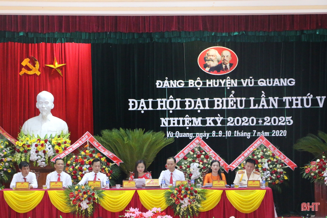 Bà Nguyễn Thị Hà Tân tái cử Bí thư Huyện ủy Vũ Quang nhiệm kỳ 2020 - 2025