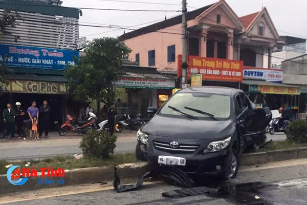 xe tai dam toyota altis bay len giai phan cach tren ql 1a