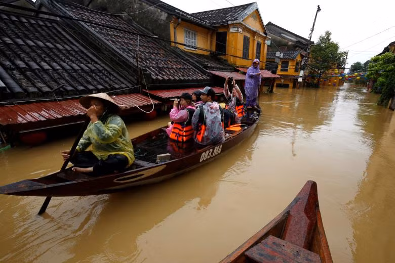 cuoc song vung lu o hue hoi an qua ong kinh phong vien nuoc ngoai