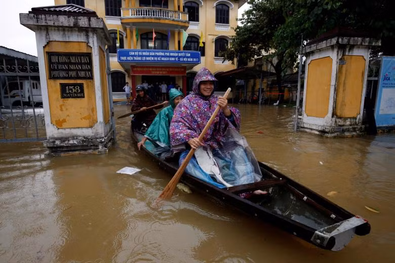 cuoc song vung lu o hue hoi an qua ong kinh phong vien nuoc ngoai