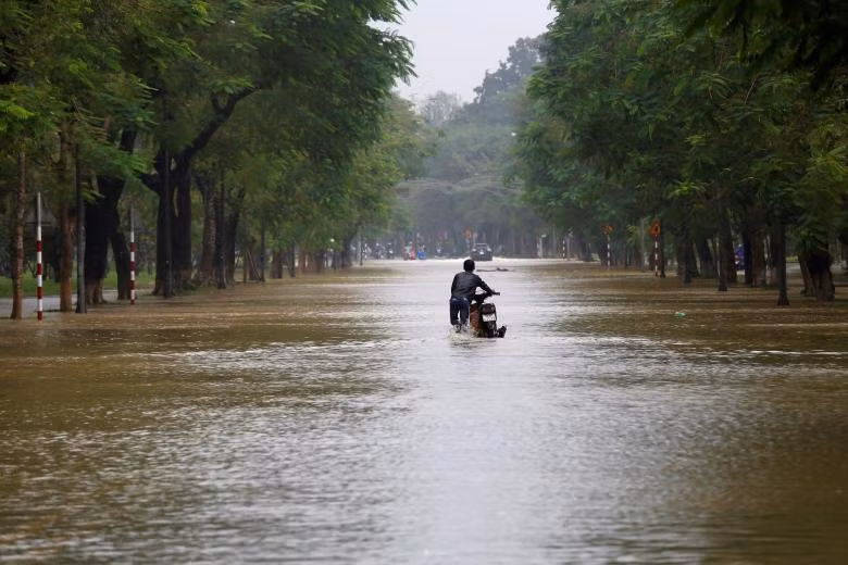 cuoc song vung lu o hue hoi an qua ong kinh phong vien nuoc ngoai