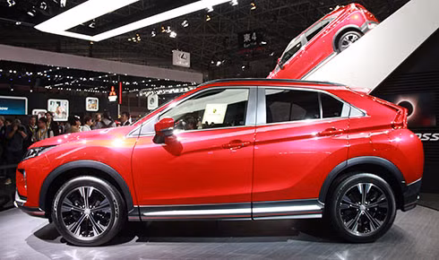 mitsubishi eclipse cross tan binh suv canh tranh toyota c hr