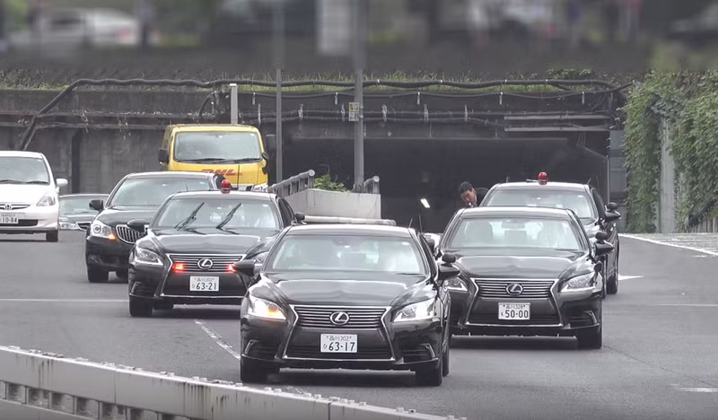Đoàn xe Lexus LS 600h L chở thủ tướng Nhật Bản Shinzo Abe. loat xe sieu sang cua cac lanh dao nen kinh te apec