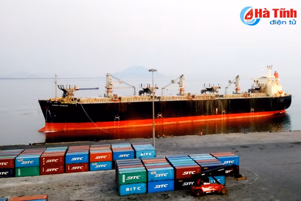 hang hoa qua cang bien ha tinh tang 178 so voi cung ky