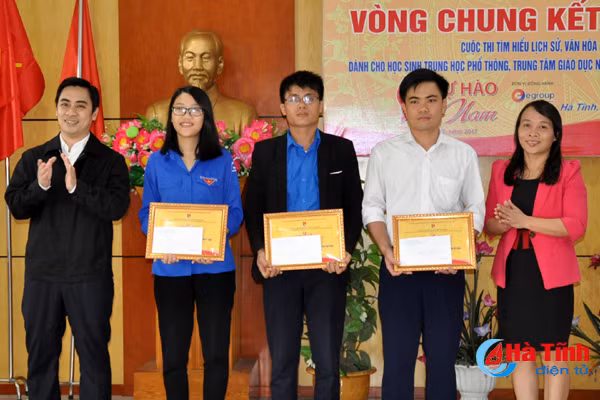 hoc sinh thpt cam binh nhat cap tinh cuoc thi tu hao viet nam