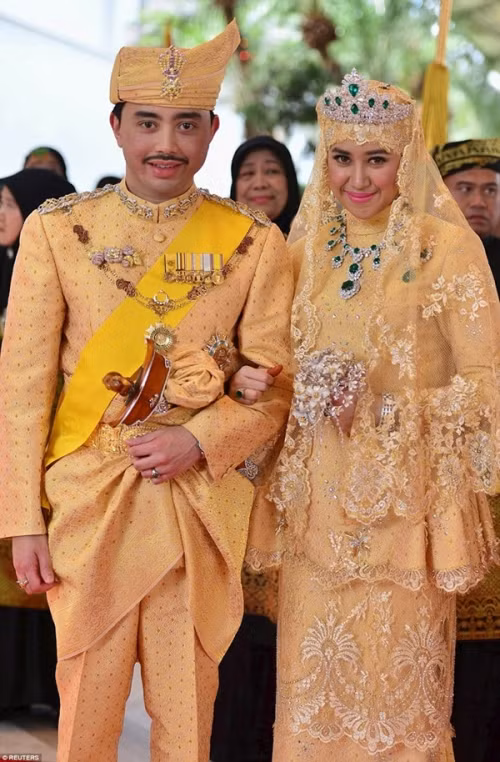 quoc vuong brunei co cuoc song xa hoa dat vang nhu the nao