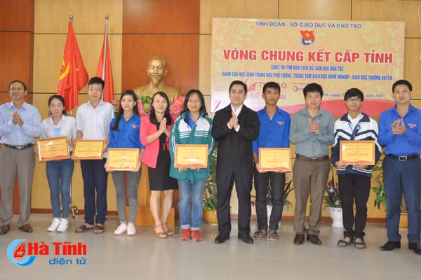 hoc sinh thpt cam binh nhat cap tinh cuoc thi tu hao viet nam