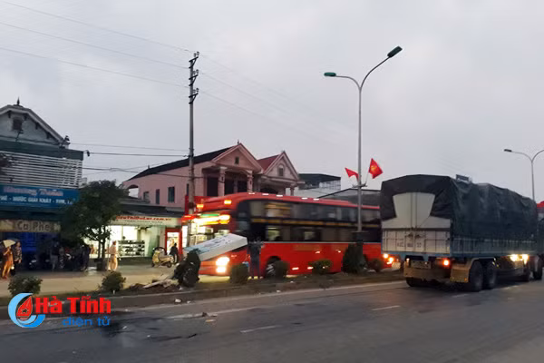 xe tai dam toyota altis bay len giai phan cach tren ql 1a