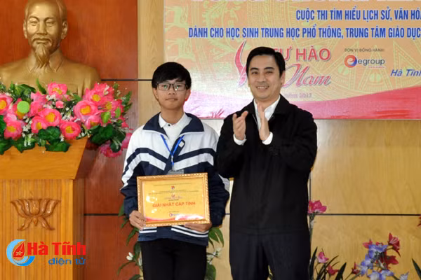 hoc sinh thpt cam binh nhat cap tinh cuoc thi tu hao viet nam