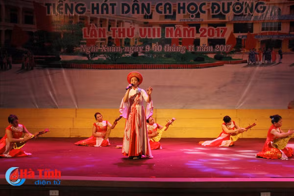 photo dac sac lien hoan tieng hat dan ca hoc duong nghi xuan