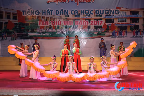 photo dac sac lien hoan tieng hat dan ca hoc duong nghi xuan