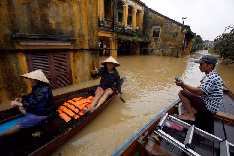 cuoc song vung lu o hue hoi an qua ong kinh phong vien nuoc ngoai