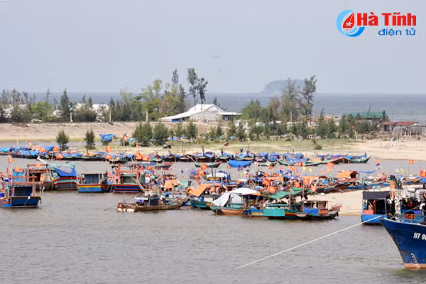 quan chat tau thuyen ra khoi san sang di doi dan tranh bao