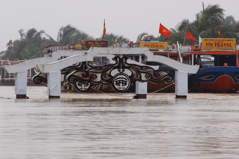 cuoc song vung lu o hue hoi an qua ong kinh phong vien nuoc ngoai