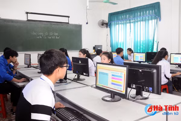 hoc sinh thpt cam binh nhat cap tinh cuoc thi tu hao viet nam
