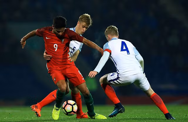 chau trai gerrard ghi ban giup u17 anh ha bo dao nha