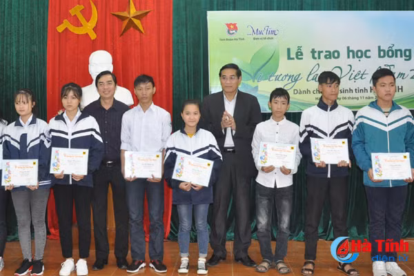 trao hoc bong cho 40 hoc sinh ngheo hoc gioi ha tinh