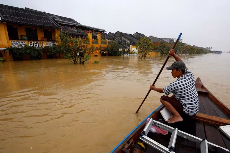 cuoc song vung lu o hue hoi an qua ong kinh phong vien nuoc ngoai