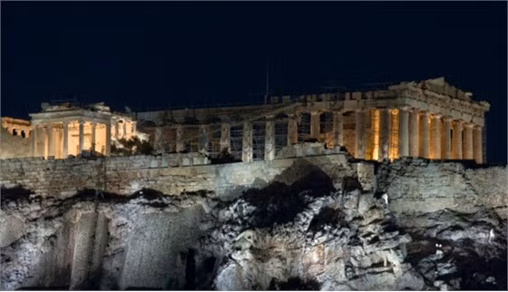 2. Thành cổ Acropolis, Hy Lạp Đây là thành phòng thủ nổi tiếng nhất thế giới, được xây dựng vào thế kỷ thứ 5 trước công nguyên. Ở Hy Lạp có nhiều thành phòng thủ nhưng thành cổ này có ý nghĩa và nổi tiếng đến mức người ta gọi nó đơn giản là Acropolis mà không cần các định danh khác.