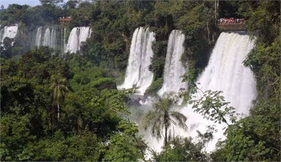7. Vườn quốc gia Iguazu, Argentina & Brazil Được thành lập vào năm 1934 (tại Argentina), nơi đây chứa đựng một trong những vẻ đẹp tự nhiên lớn nhất Argentina - thác Iguazu. Qua sông Iguazu là phần lãnh thổ của Brazil. Cả hai vườn quốc gia được tuyên bố là di sản thế giới UNESCO vào năm 1984 & 1986.
