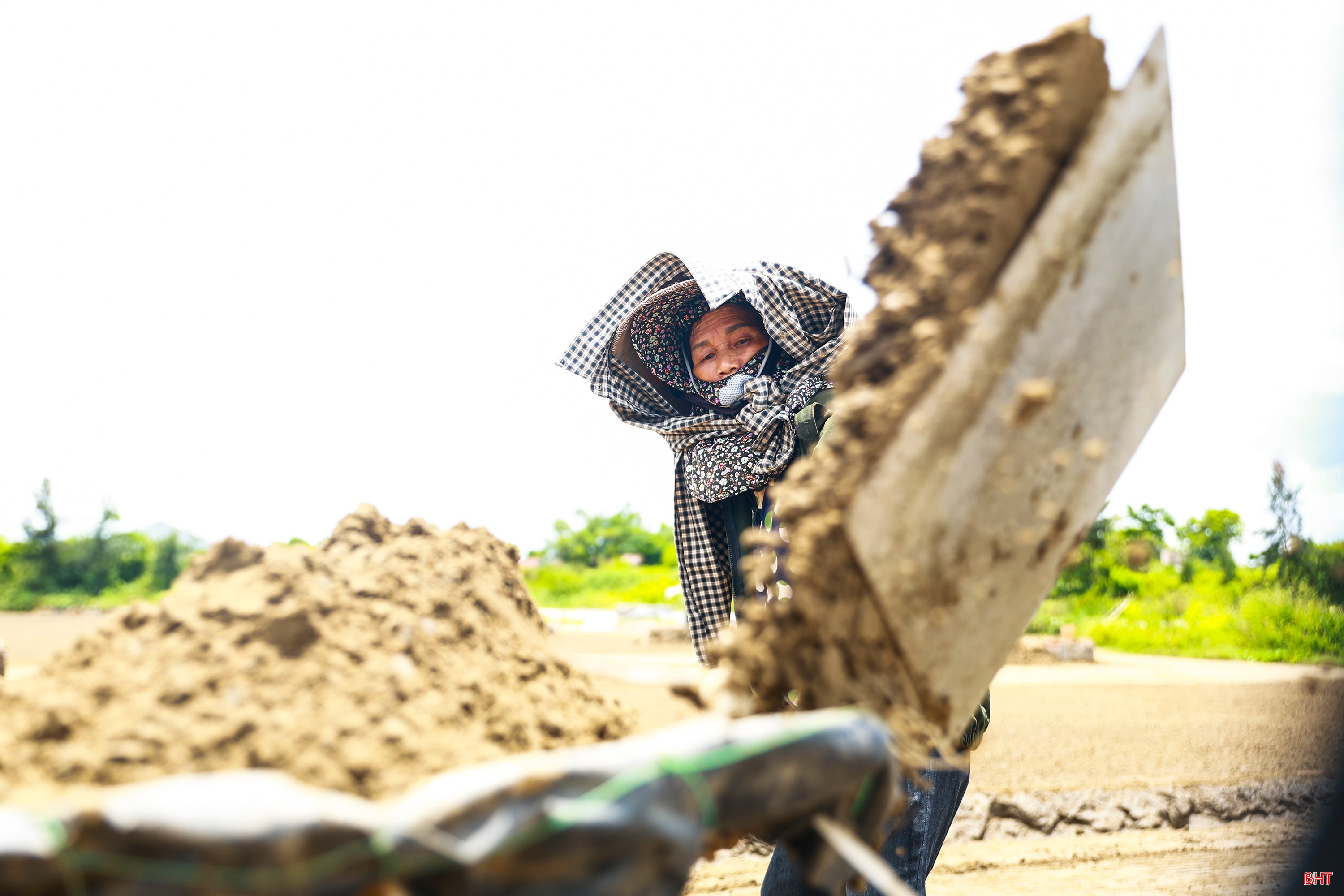 Giữa cái nắng bỏng rát của mùa hè, bà Tý vẫn miệt mài mưu sinh trên cánh đồng muối.