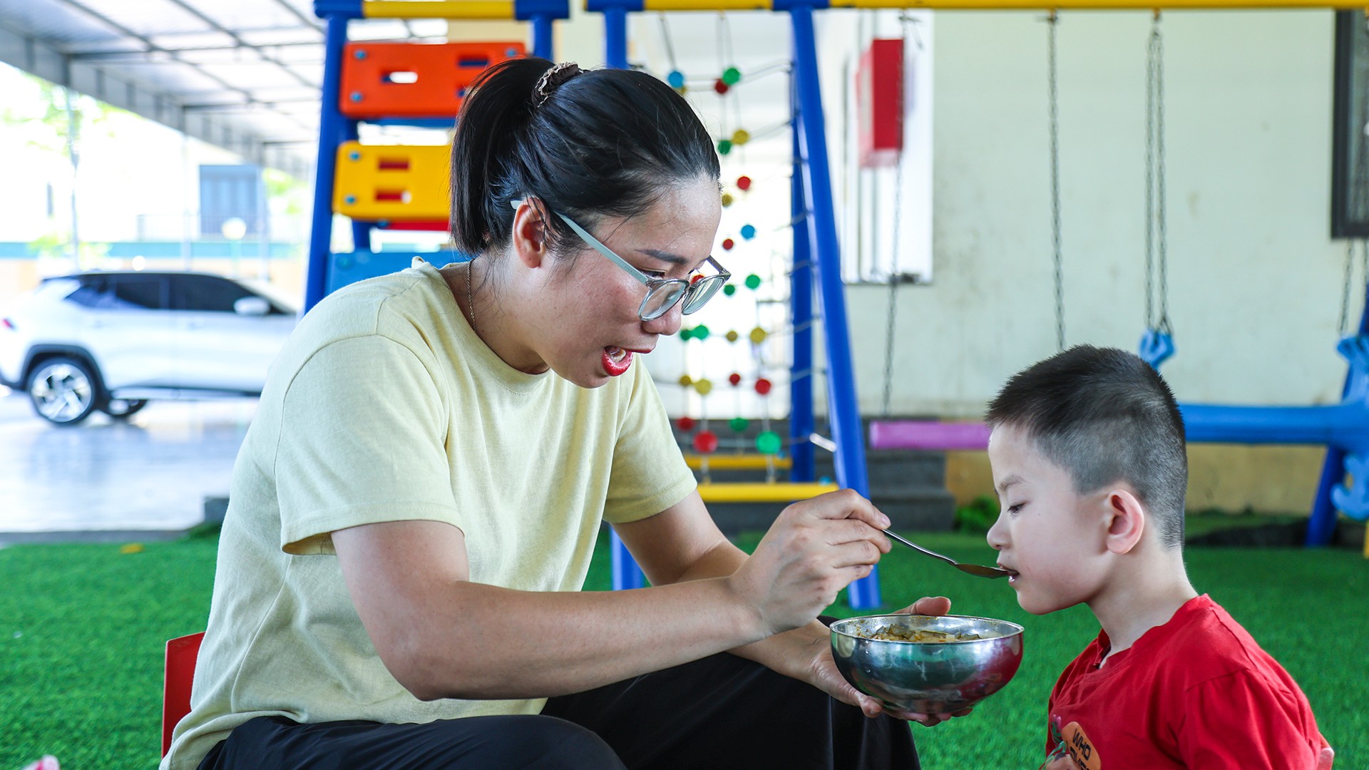 Công việc bảo mẫu ở làng trẻ không chỉ chăm lo bữa ăn, giấc ngủ, việc học hành mà còn đồng hành cùng các con trong suốt quá trình trưởng thành. Mỗi ngày, tôi bắt đầu từ sớm để chăm sóc các con, từ sinh hoạt hằng ngày đến những lúc các em ốm đau hay gặp khó khăn trong cuộc sống.