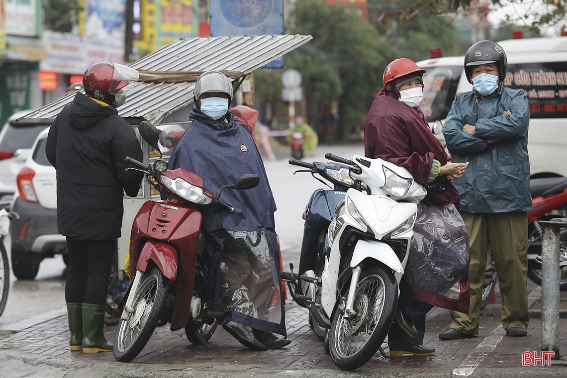 Giá lạnh bao trùm trên phố ở Hà Tĩnh