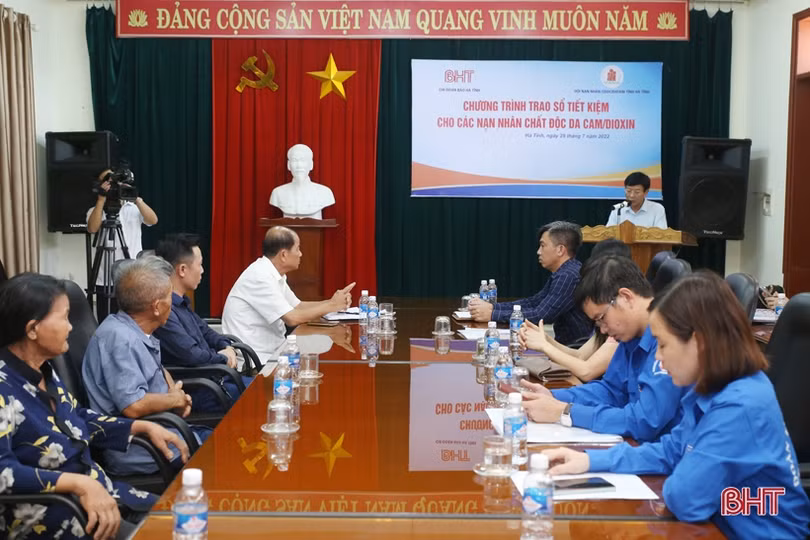 Chi đoàn Báo Hà Tĩnh trao tặng 15 sổ tiết kiệm cho các nạn nhân chất độc da cam