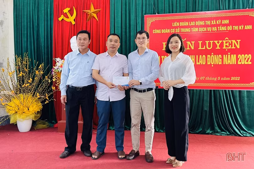 Chi đoàn Báo Hà Tĩnh trao tặng 15 sổ tiết kiệm cho các nạn nhân chất độc da cam