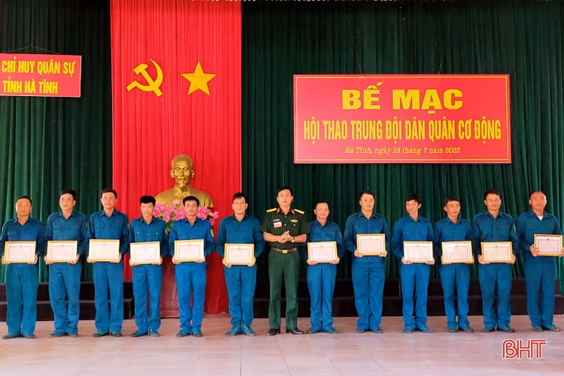 Trung đội Dân quân cơ động thị trấn Vũ Quang nhất hội thao toàn tỉnh năm 2022