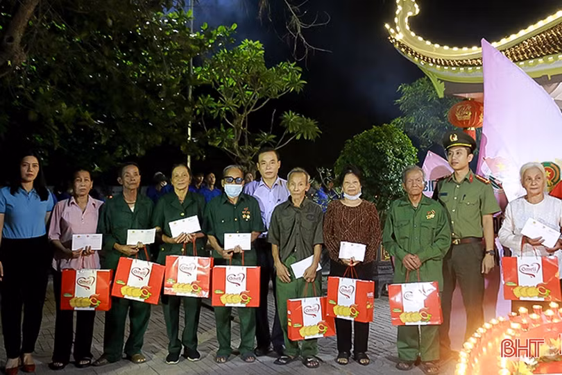 Các địa phương ở Hà Tĩnh thắp nến tri ân tưởng nhớ các anh hùng liệt sỹ