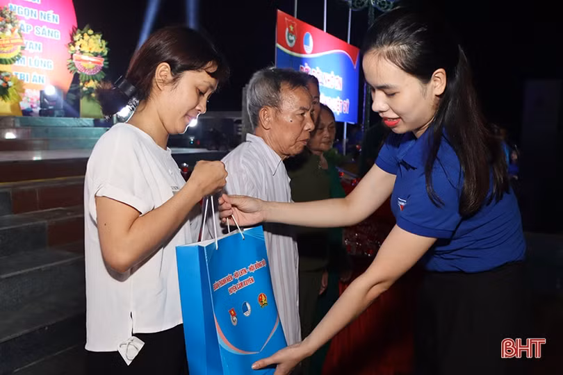 Thắp nến tri ân các anh hùng liệt sỹ