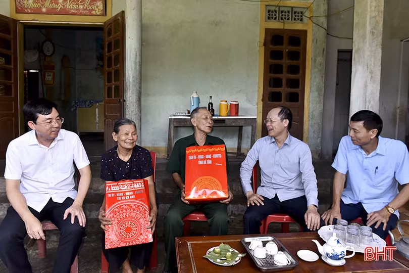 Lãnh đạo tỉnh tặng quà gia đình chính sách tại TX Kỳ Anh