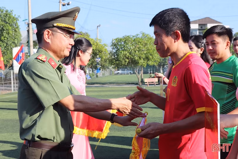 Sôi nổi giao lưu thể thao giữa công an 6 tỉnh Việt Nam - Lào tại Hà Tĩnh
