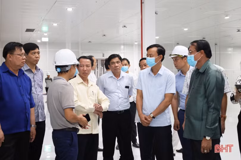 Đoàn công tác tỉnh Khăm Muộn tham quan Khu kinh tế Vũng Áng