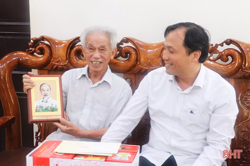 Bí thư Tỉnh ủy thăm hỏi, tặng quà người có công với cách mạng ở TP Hà Tĩnh