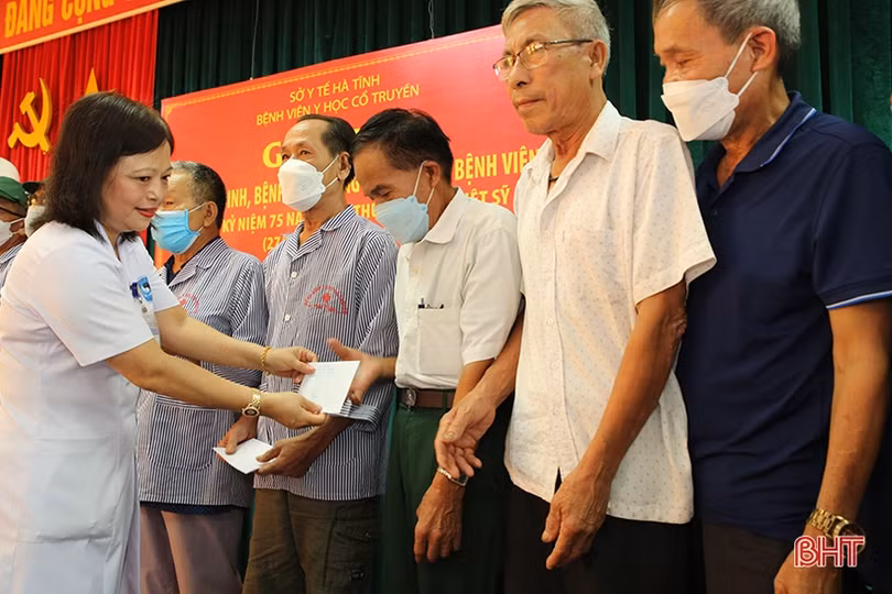 Gặp mặt, tặng quà các thương, bệnh binh đang điều trị tại Bệnh viện Y học cổ truyền