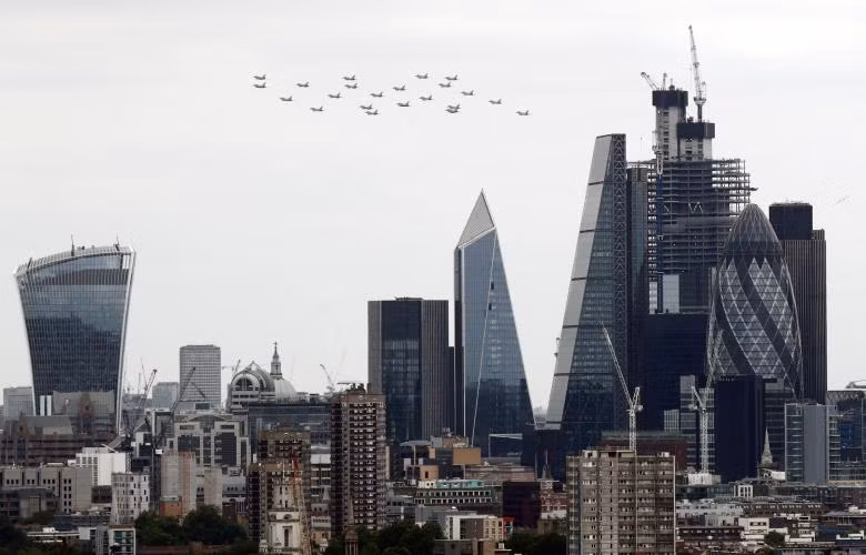 Ấn tượng màn biểu diễn của các phi đội bay trên bầu trời London