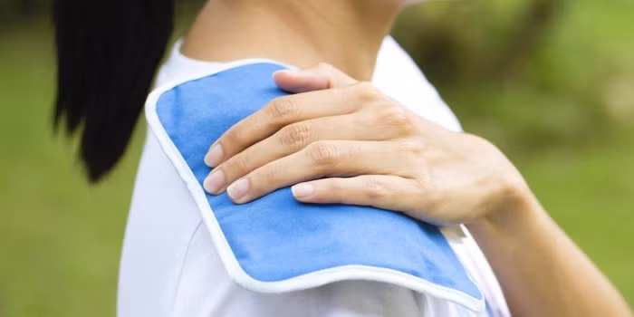 Không cần dùng thuốc, cơn đau vai sẽ thôi “hành hạ” bằng những mẹo đơn giản, rẻ sau đây