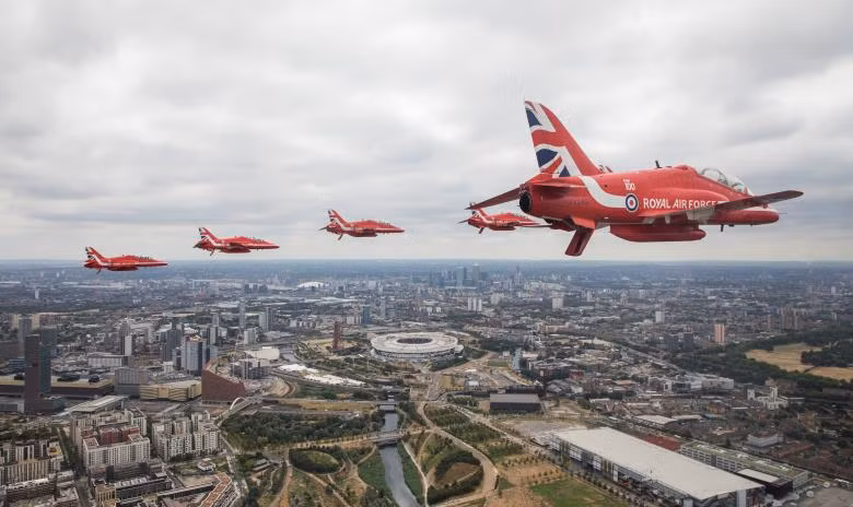 Ấn tượng màn biểu diễn của các phi đội bay trên bầu trời London