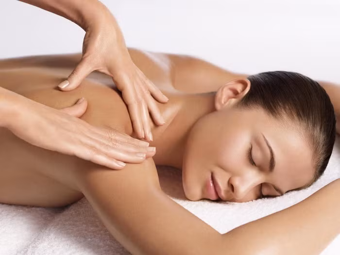 Không cần dùng thuốc, cơn đau vai sẽ thôi “hành hạ” bằng những mẹo đơn giản, rẻ sau đây