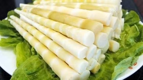 Cơm ngon hơn với thịt vịt xào măng trúc đậm đà, lạ miệng